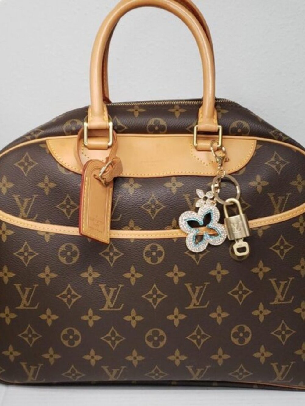 Authentic LV Gold Padlock & Key 🔑 Bag Charm / Unbranded Flower Keychain Combo - Picture 8 of 8